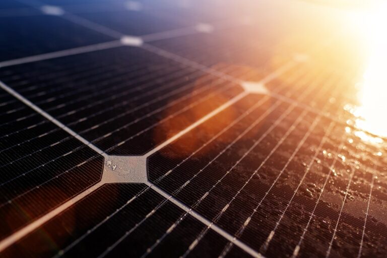 How to Clean Solar Panels in Pakistan and Improve Efficiency